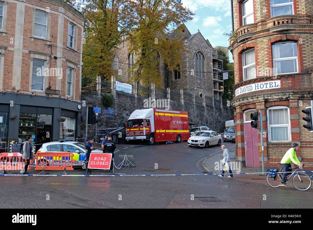 Bristol, Royaume-Uni. 17 octobre, 2016. Les routes sont restées fermées pendant la majeure partie de la journée à la suite d'un incendie à l'église de St Michel sur le Mont Sans le 16 octobre. L'église, qui a été construit au 15ème siècle et a été superflu depuis 1999, a perdu beaucoup de son toit dans le feu qui Avon Fire and Rescue Service ont déclaré a été commencé délibérément. Credit : Keith Ramsey/Alamy Live News Banque D'Images