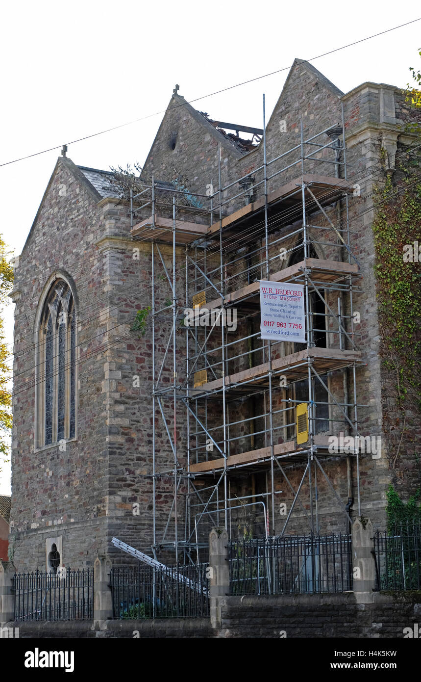 Bristol, Royaume-Uni. 17 octobre, 2016. Les routes sont restées fermées pendant la majeure partie de la journée à la suite d'un incendie à l'église de St Michel sur le Mont Sans le 16 octobre. L'église, qui a été construit au 15ème siècle et a été superflu depuis 1999, a perdu beaucoup de son toit dans le feu qui Avon Fire and Rescue Service ont déclaré a été commencé délibérément. Credit : Keith Ramsey/Alamy Live News Banque D'Images