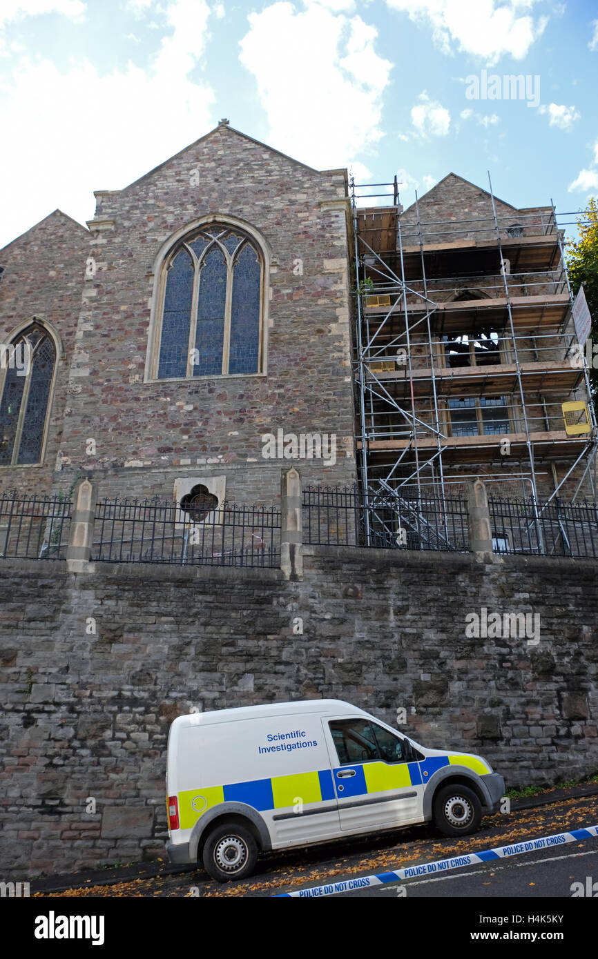 Bristol, Royaume-Uni. 17 octobre, 2016. Les routes sont restées fermées pendant la majeure partie de la journée à la suite d'un incendie à l'église de St Michel sur le Mont Sans le 16 octobre. L'église, qui a été construit au 15ème siècle et a été superflu depuis 1999, a perdu beaucoup de son toit dans le feu qui Avon Fire and Rescue Service ont déclaré a été commencé délibérément. Credit : Keith Ramsey/Alamy Live News Banque D'Images