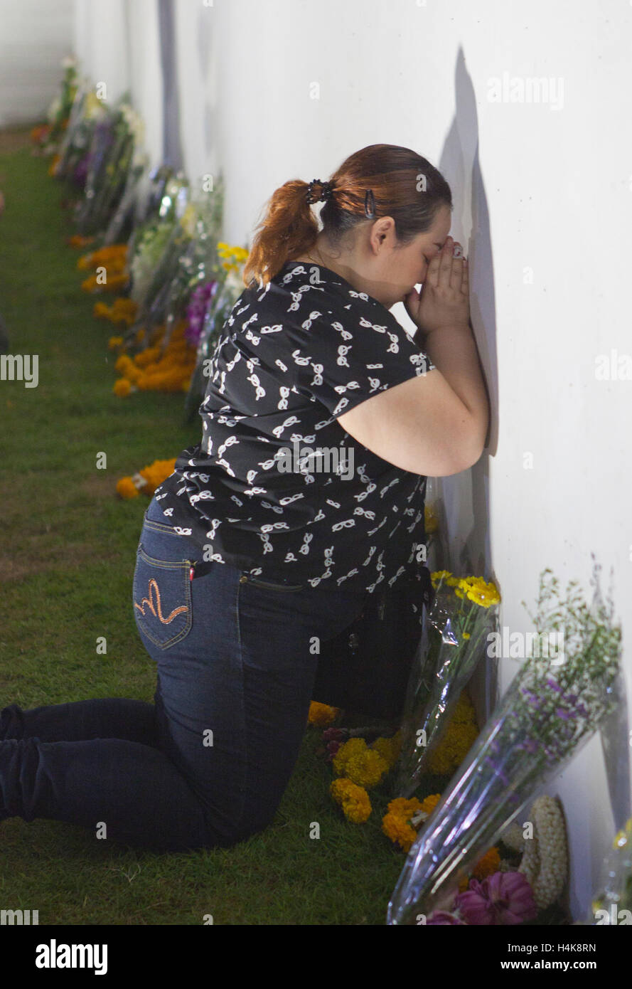 Bangkok, Thaïlande. 17 octobre, 2016. Les thaïs prier près de la grande muraille du palais jours après le corps du roi Bhumibol Adulyadej est arrivé au Grand Palais à Bangkok, Thaïlande. Le roi Bhumibol Adulyadej de Thaïlande, le plus long au monde-monarque régnante, est décédé à l'âge de 88 ans dans l'hôpital Siriraj de Bangkok après ses 70 ans de règne. Les gens arrivent de toutes les régions de Thaïlande pour rendre hommage au Roi Thaï. Credit : Remote-software/Alamy Live News Banque D'Images