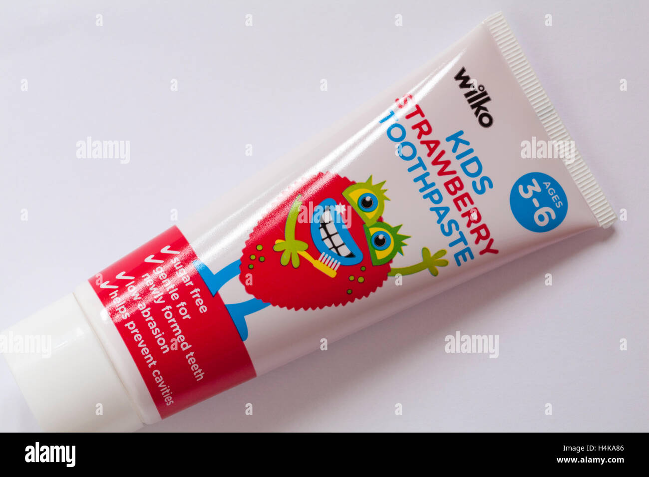 Tube de dentifrice fraise kids Wilko pour les enfants âgés de 3 à 6 sur fond blanc Banque D'Images