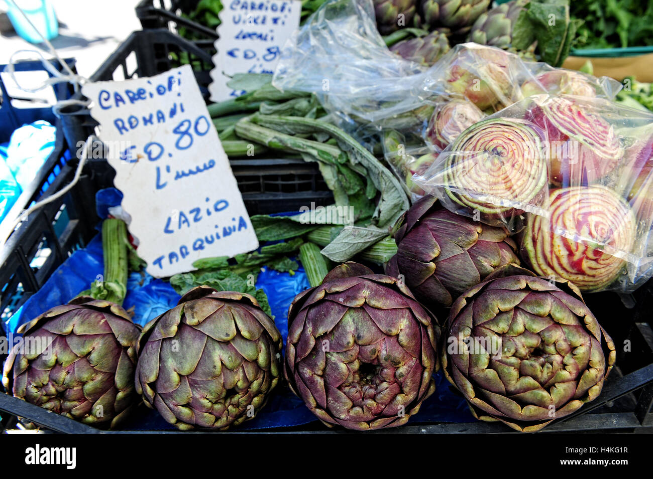 Un affichage des artichauts Romaine à un étal de fruits et légumes au marché de Trastevere à Rome, Italie. Banque D'Images