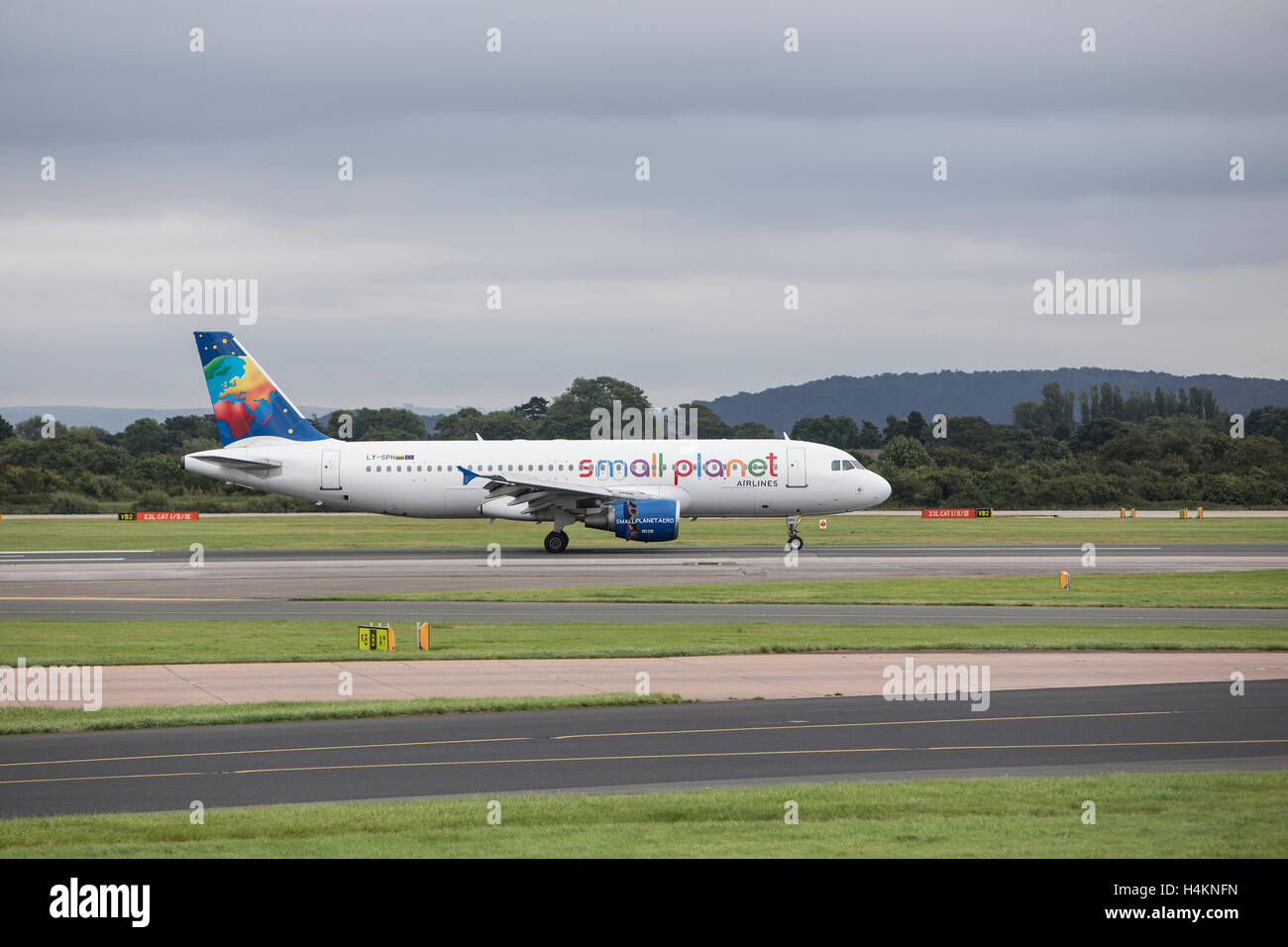 Airbus A320-214 petite planète avion à l'aéroport de Manchester Ringways Banque D'Images