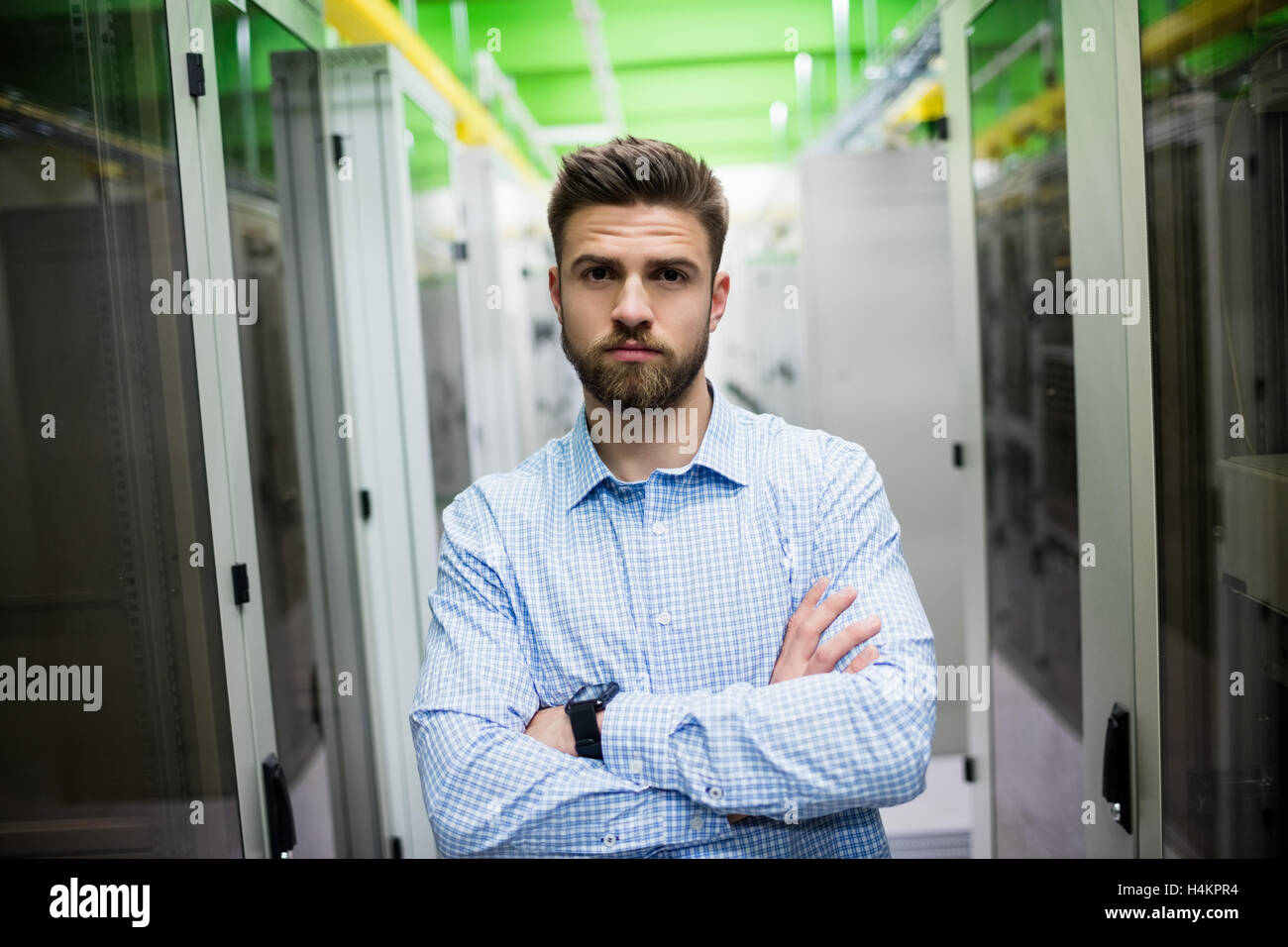 Technician with dans une salle serveur Banque D'Images