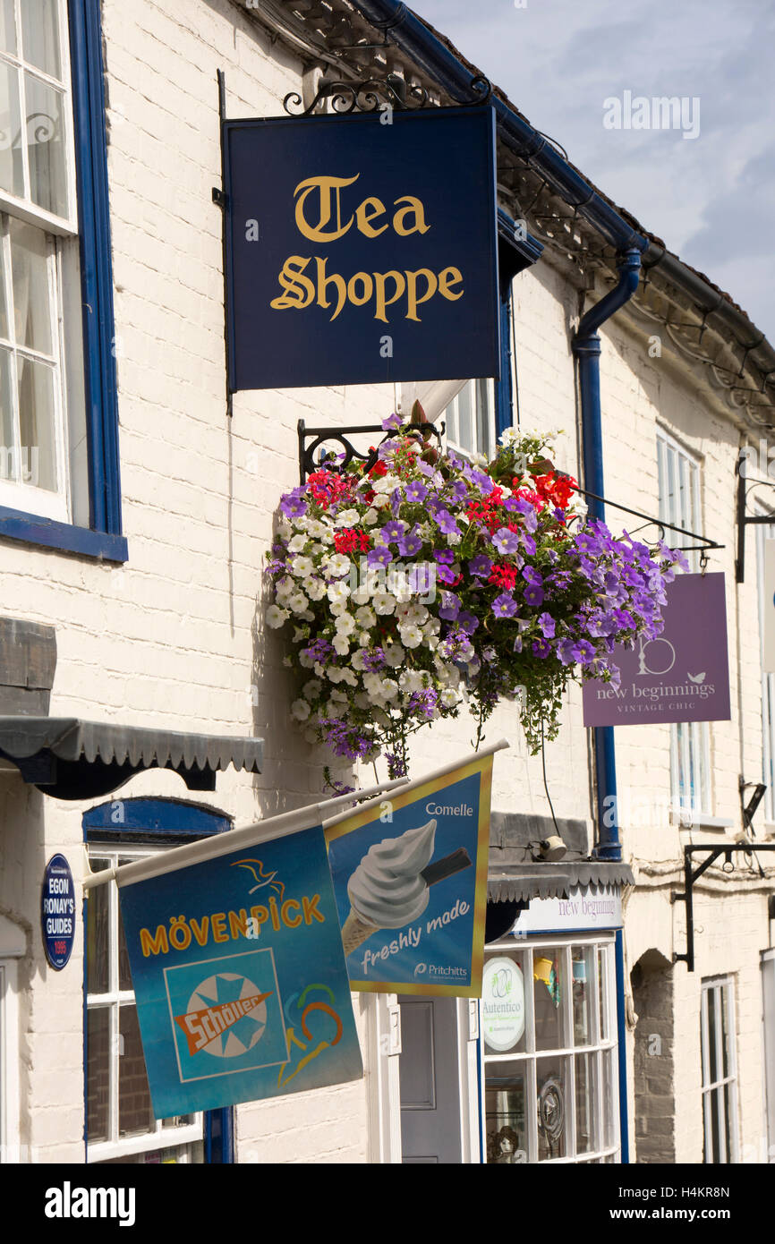 L'Angleterre, Berkshire, Hungerford, High Street, Tutti Pole café Plateau Shoppe signer et floral hanging basket Banque D'Images