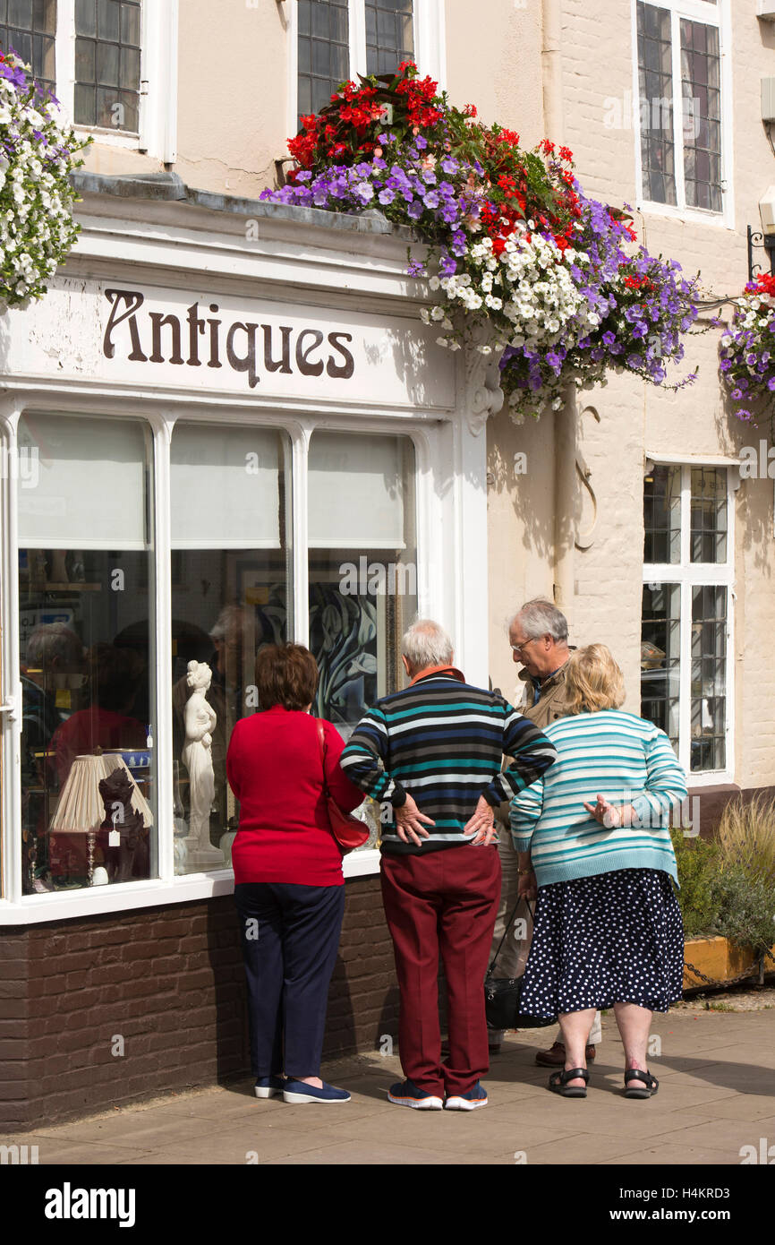 L'Angleterre, Berkshire, Hungerford, High Street, consommateurs à la recherche dans la fenêtre de Hungerford Arcade centre d'antiquités Banque D'Images