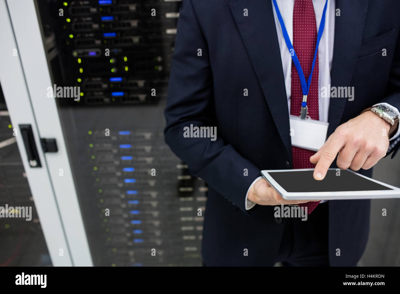 Technician using digital tablet Banque D'Images