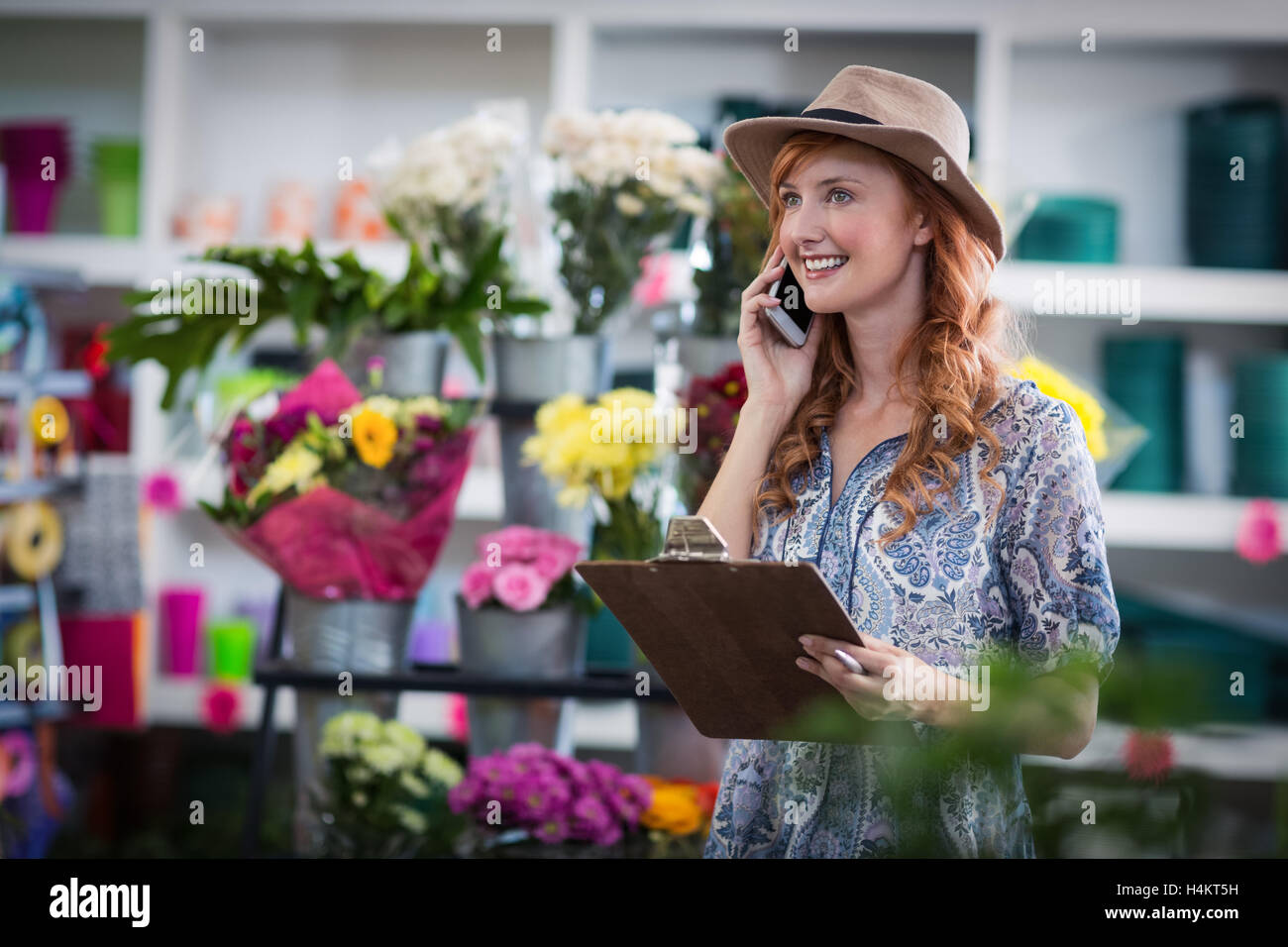 Female florist taking order on mobile phone Banque D'Images Female florist taking order on mobile phone Banque D'Images