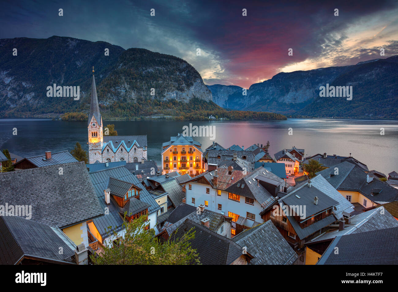 Hallstatt, Autriche. Image du célèbre village alpin de Hallstatt au cours de l'automne le lever du soleil. Banque D'Images
