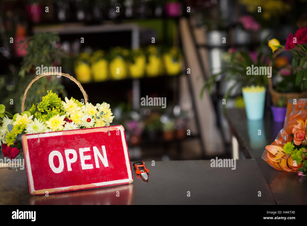 Pancarte ouvert sur la table Banque D'Images