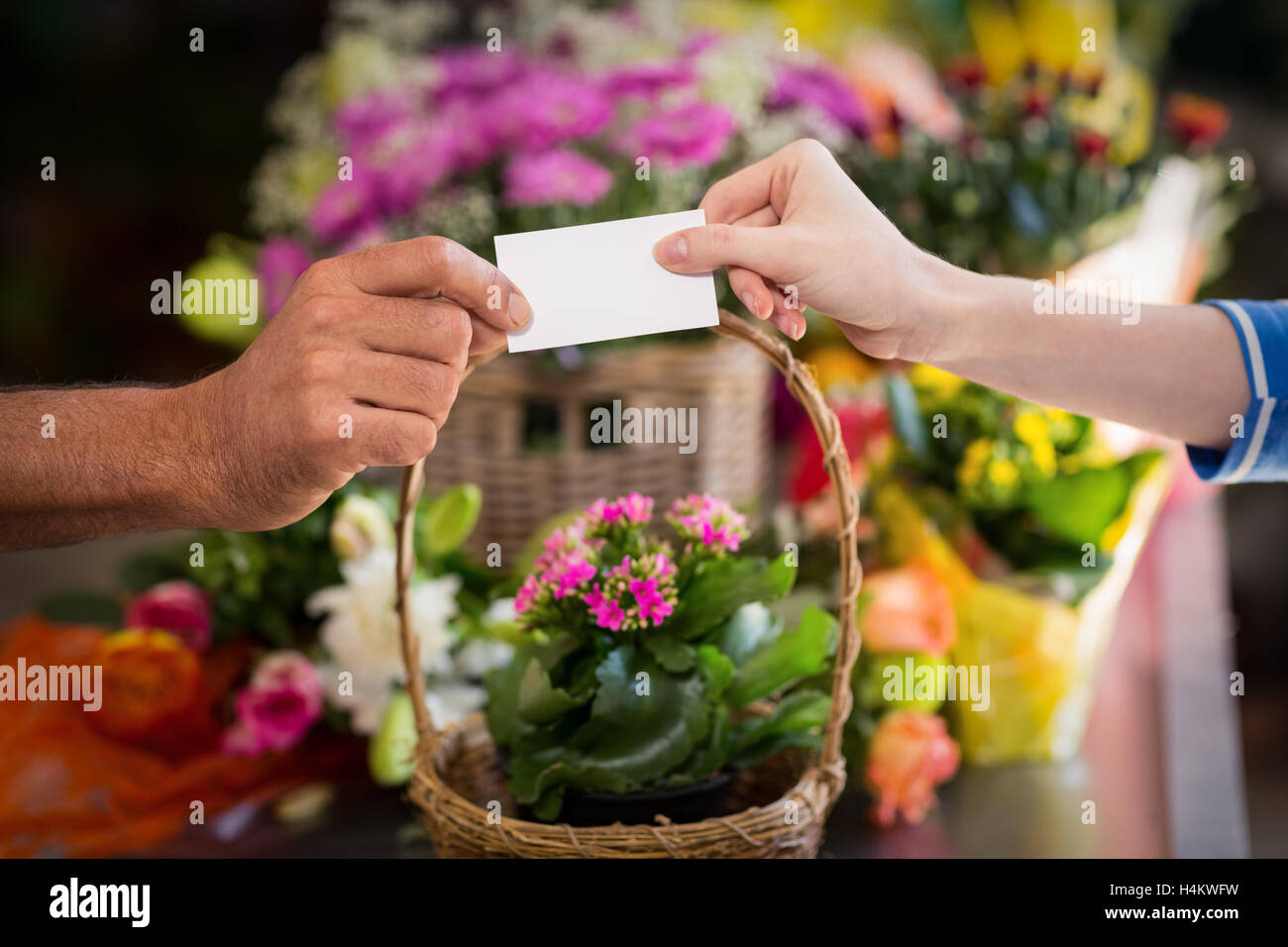 Carte de visite donnant fleuriste au client Banque D'Images