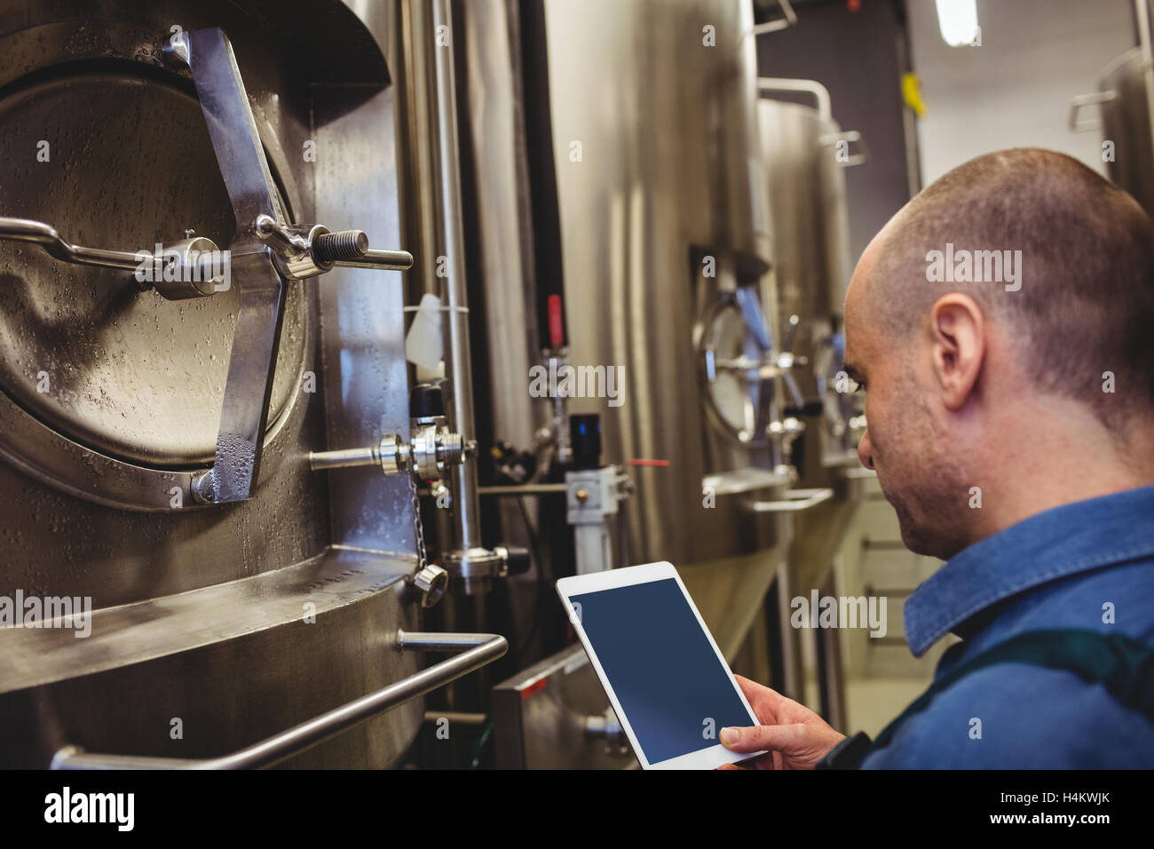 Fabricant des hommes par les machines using digital tablet Banque D'Images