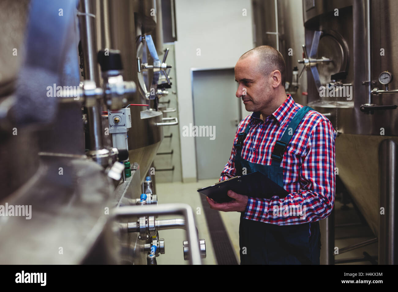 Fabricant de machines à l'examen brewery Banque D'Images