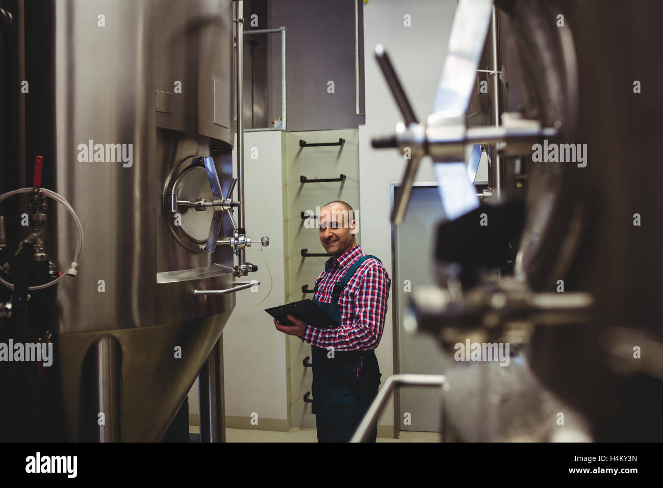 Presse-papiers en écriture fabricant machines lors de l'examen Banque D'Images