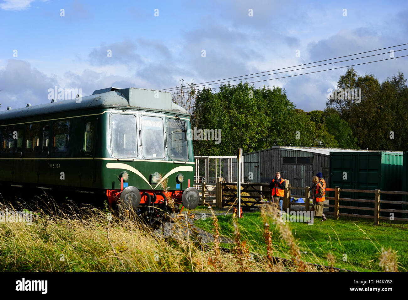 Diesel Local commuter train train qui passe près de spotters Walmersley, Greater Manchester UK. Banque D'Images