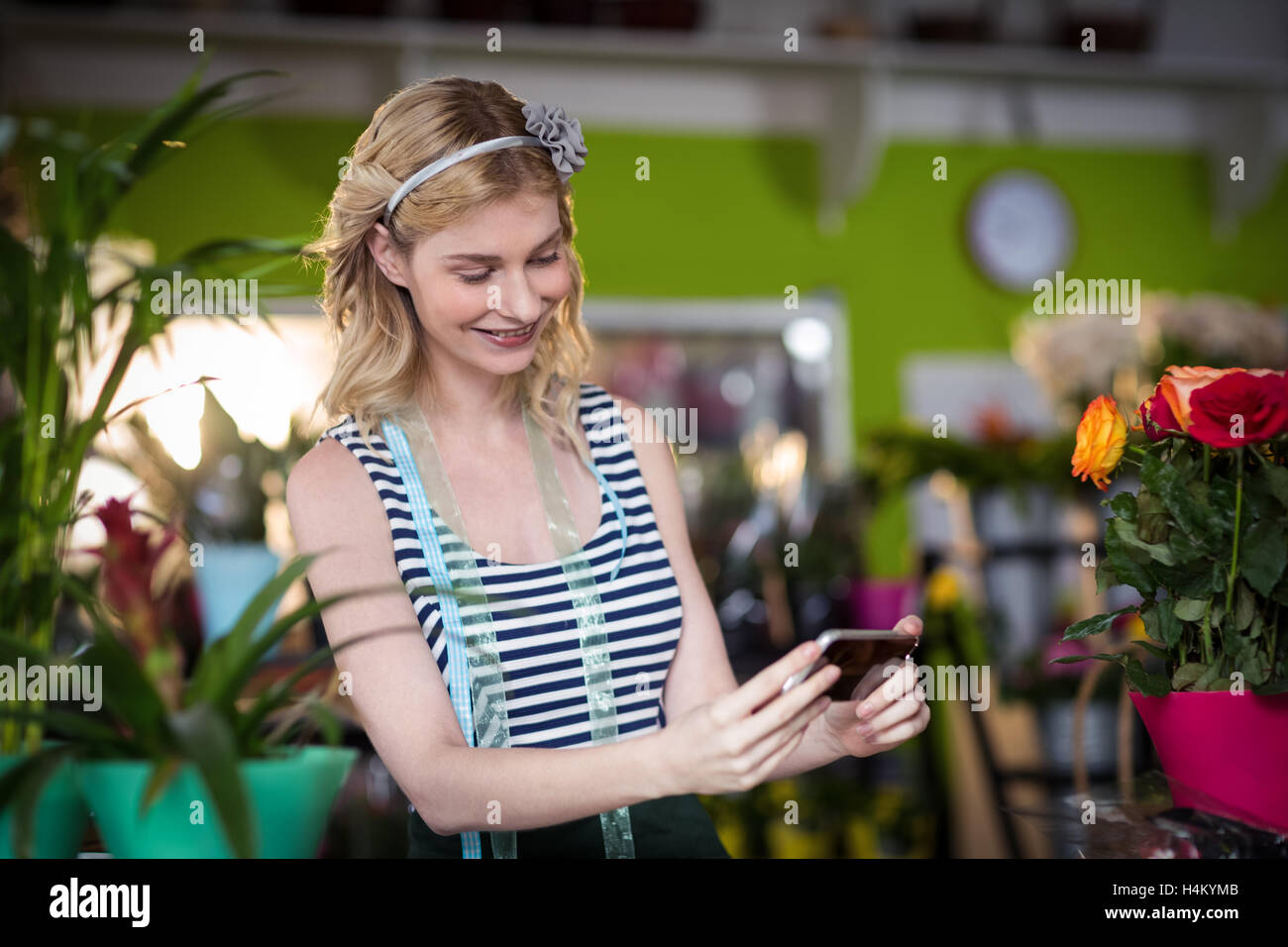 Female florist taking photograph de fleurs Banque D'Images Female florist taking photograph de fleurs Banque D'Images