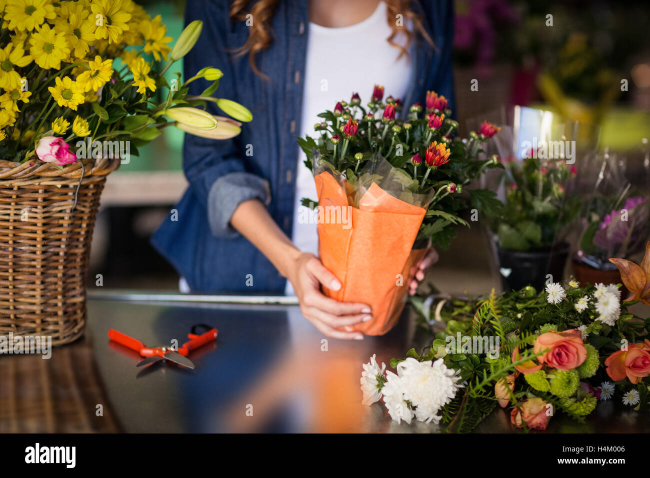 Female florist holding bouquet de fleurs Banque D'Images