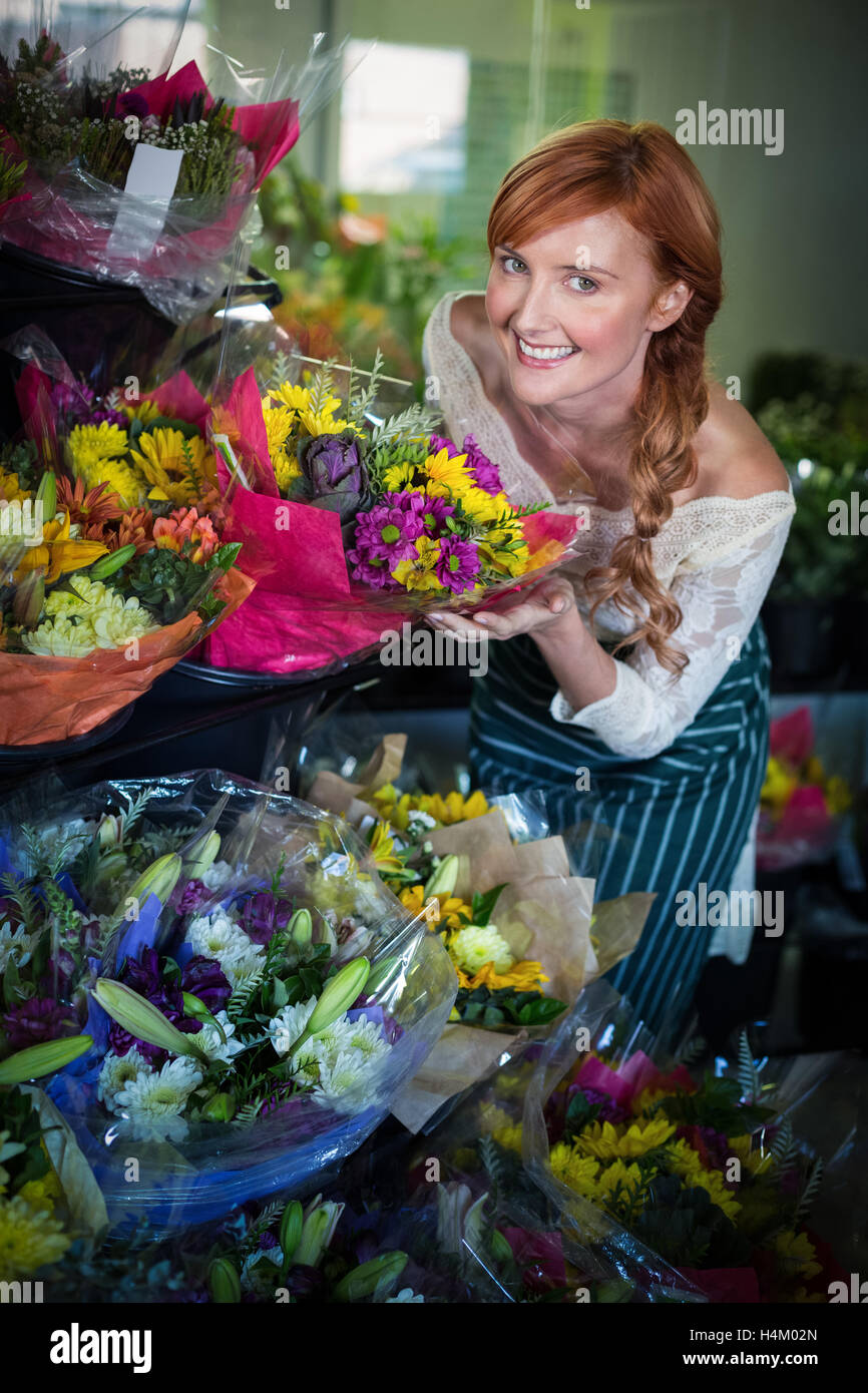 Fleuriste bouquet de fleurs femelles toucher Banque D'Images Fleuriste bouquet de fleurs femelles toucher Banque D'Images