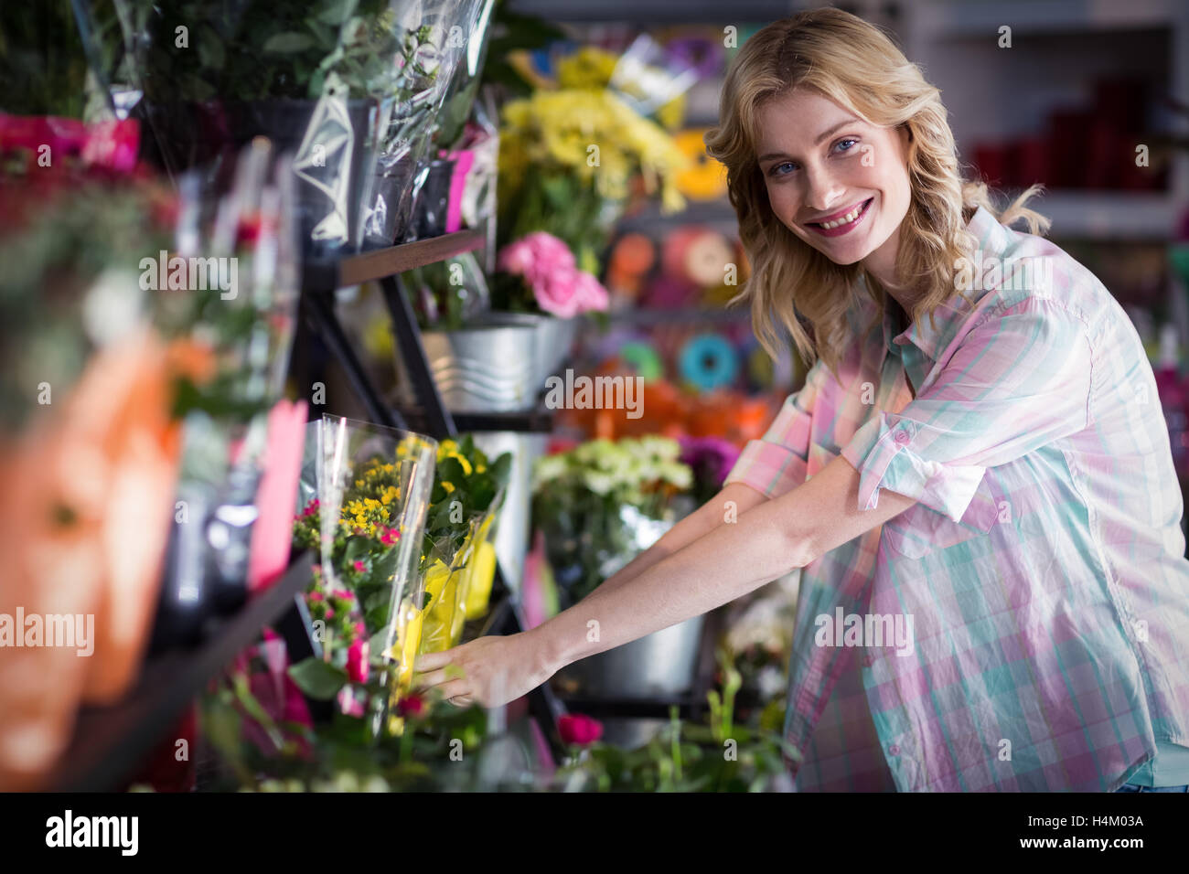 Happy female florist préparer un bouquet de fleurs Banque D'Images