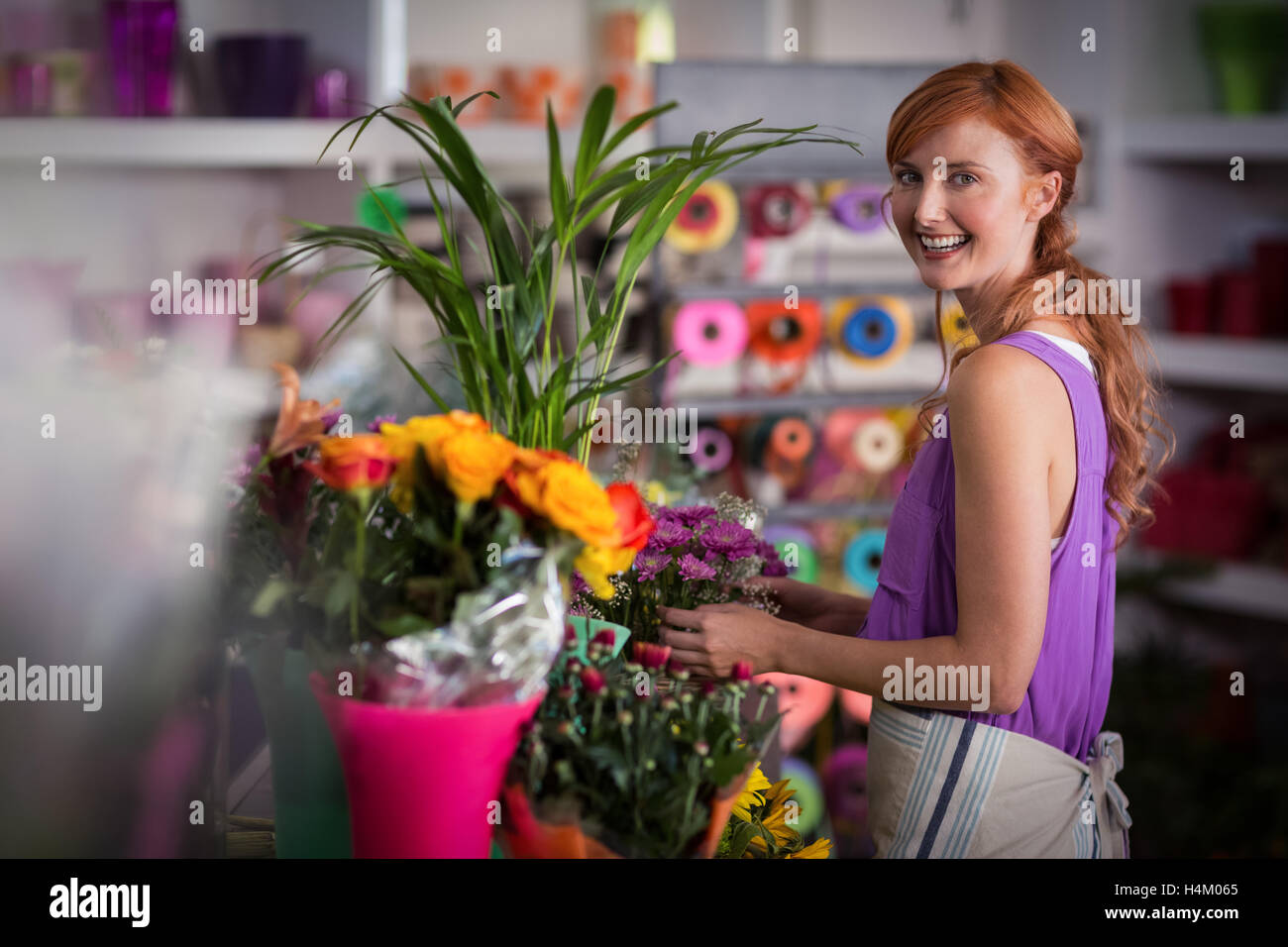 Fleuriste bouquet de fleurs femelles préparation Banque D'Images Fleuriste bouquet de fleurs femelles préparation Banque D'Images
