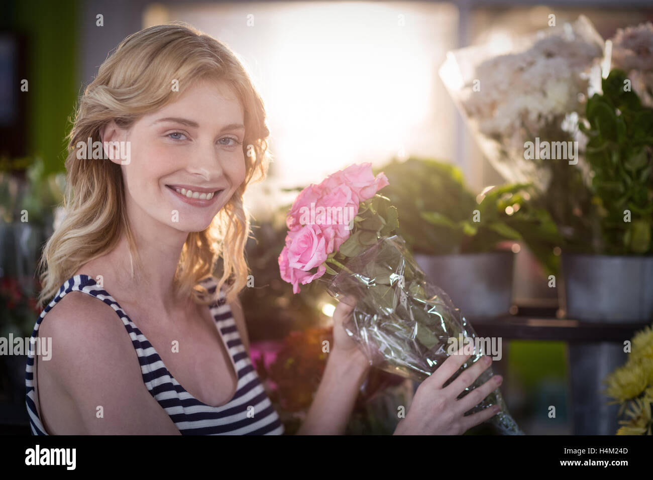 Female florist holding bouquet de fleur dans le magasin de fleurs Banque D'Images Female florist holding bouquet de fleur dans le magasin de fleurs Banque D'Images