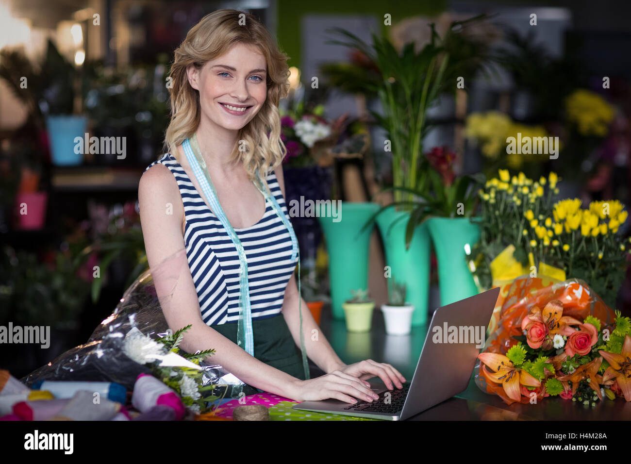 Female florist using laptop Banque D'Images Female florist using laptop Banque D'Images