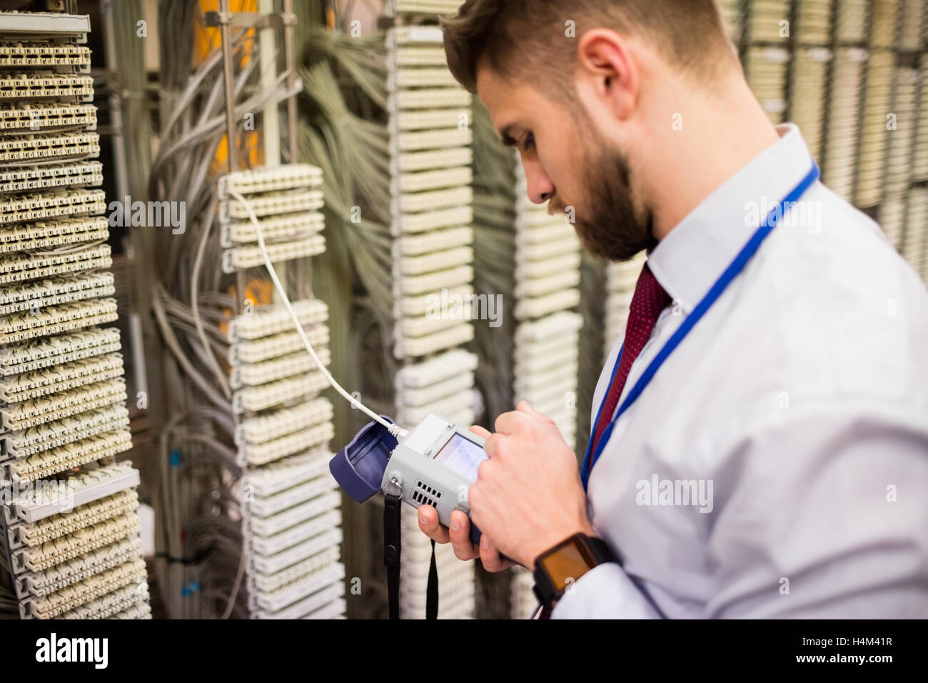 À l'aide de l'analyseur de câble numérique technicien Banque D'Images