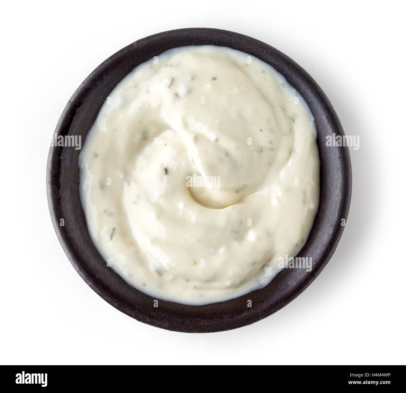 L'ail ou de concombre sauce dip à plat rond isolé sur fond blanc, vue du dessus Banque D'Images