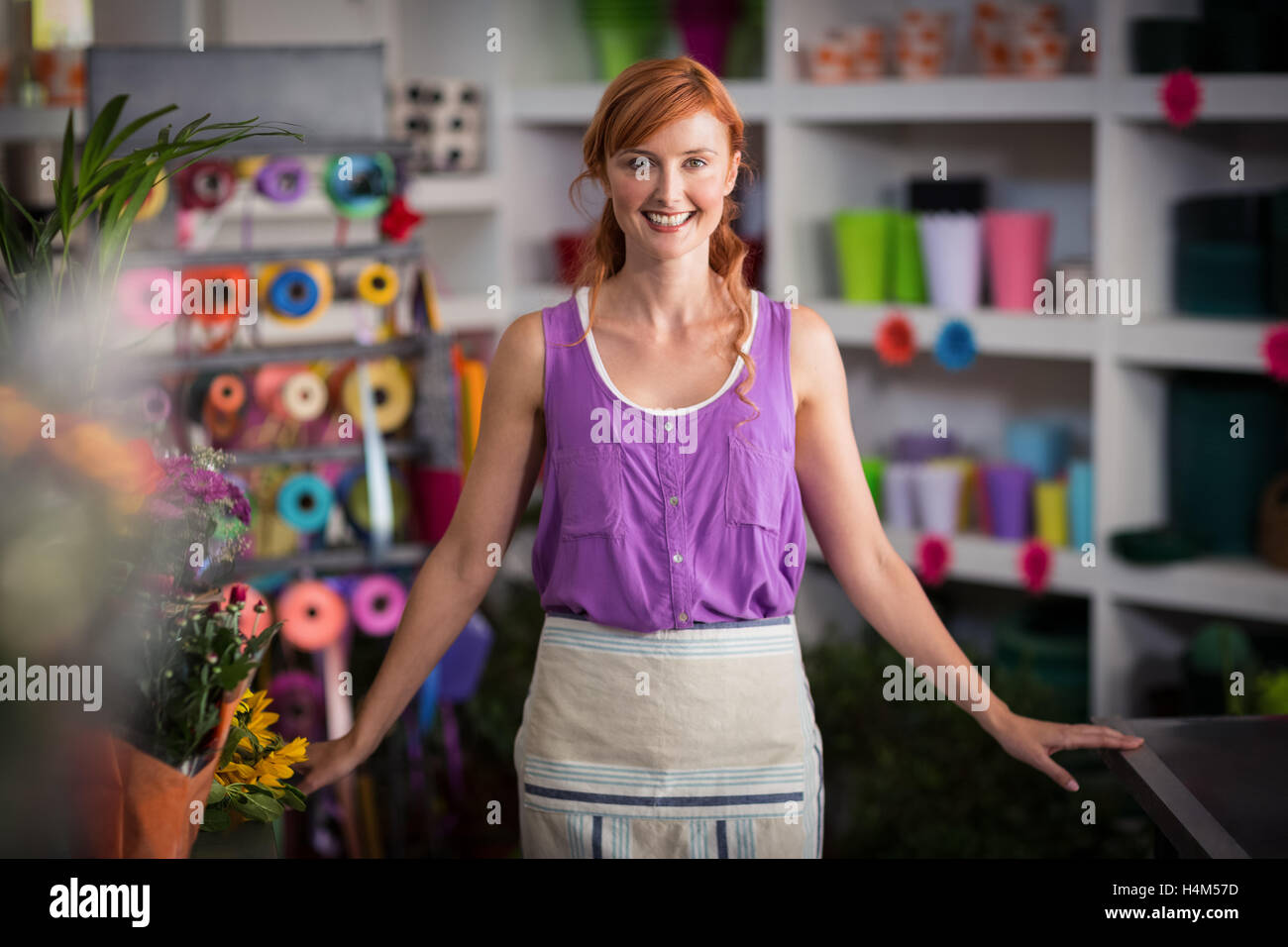 Portrait of female florist smiling Banque D'Images Portrait of female florist smiling Banque D'Images
