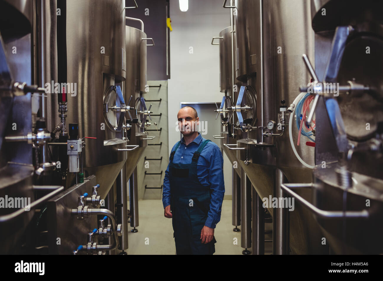 Fabricant de machines à commandes au milieu de confiance Banque D'Images