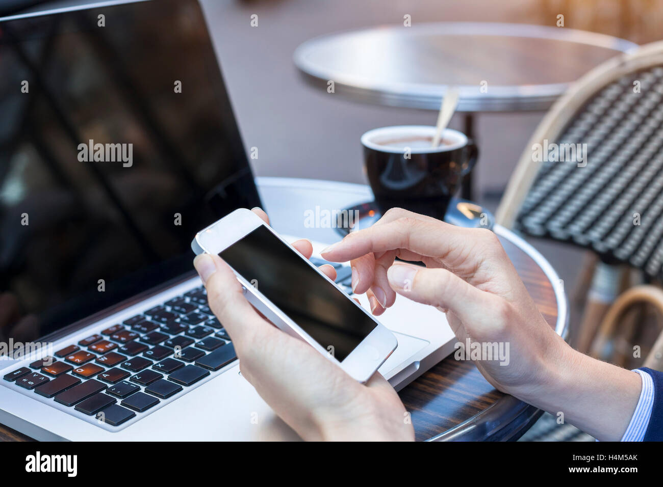 Le meilleur de l'envoi de courriels avec ordinateur portable et smartphone pendant une pause café Banque D'Images