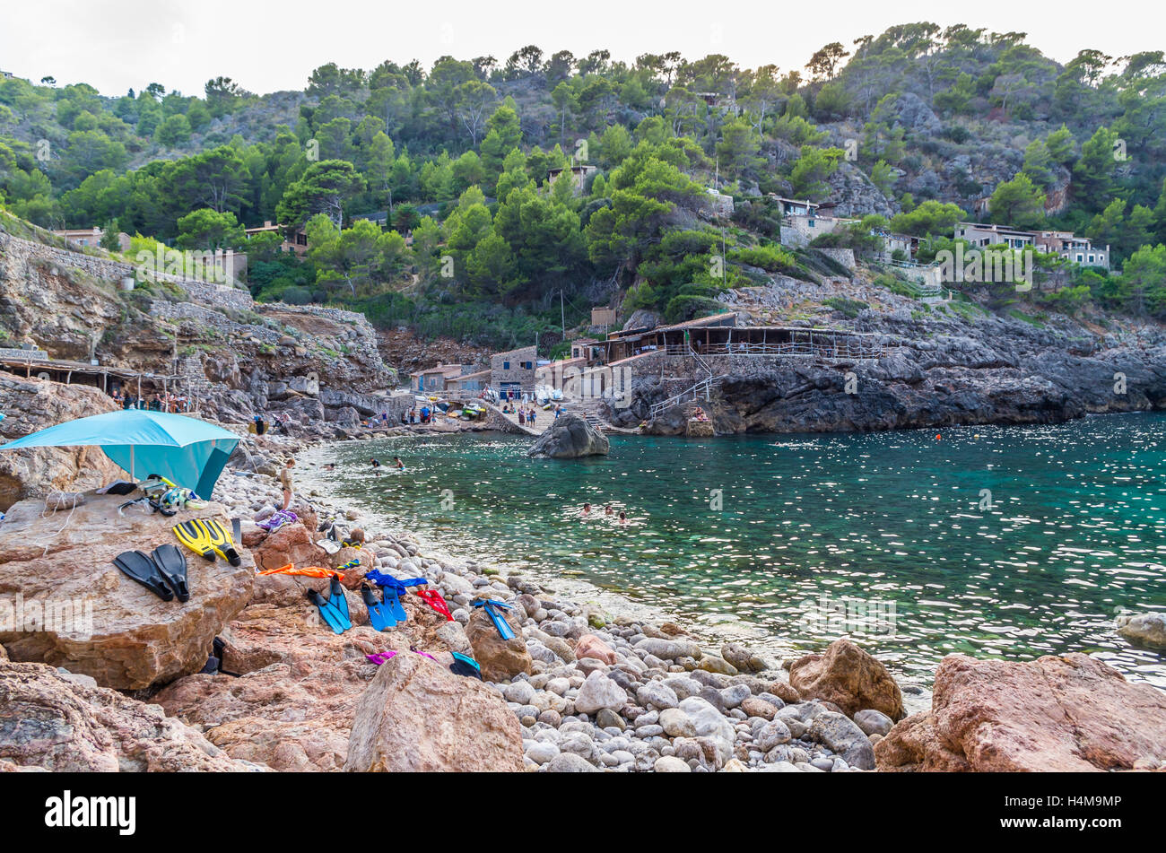 Plage Cala Deia à la côte de Majorque en montagnes de Tramuntana, Baleares, Espagne Banque D'Images