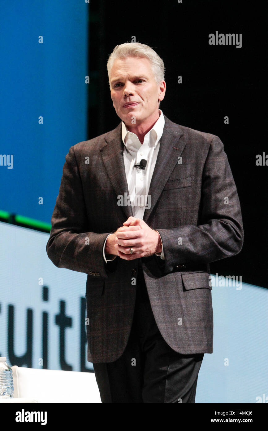 SAN JOSE, CA - 3 NOV : Intuit chef Brad Smith parle lors de la Quickbooks se raccorder à la San Jose Convention Center le 3 novembre 2015 à San Jose, Californie. (Photographie par Christopher Victorio pour la photo l'accès). Banque D'Images