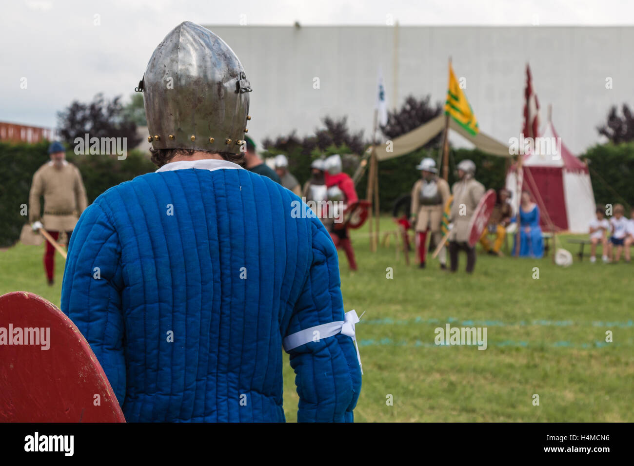 Chevalier en bataille avec casques d'argent et le bouclier médiéval : la reconstruction de l'événement Banque D'Images