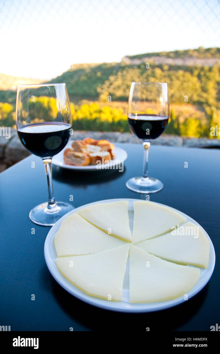 Service à fromage castillane et deux verres de vin rouge. Banque D'Images