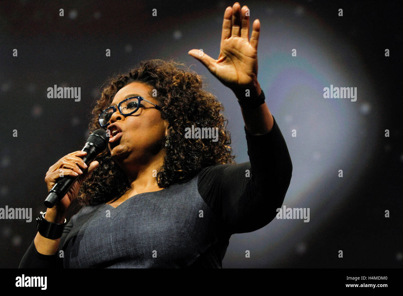 SAN JOSE, CA - 3 NOV : Oprah Winfrey parle lors de la Quickbooks se raccorder à la San Jose Convention Center le 3 novembre 2015 à San Jose, Californie. (Photographie par Christopher Victorio pour la photo l'accès). Banque D'Images