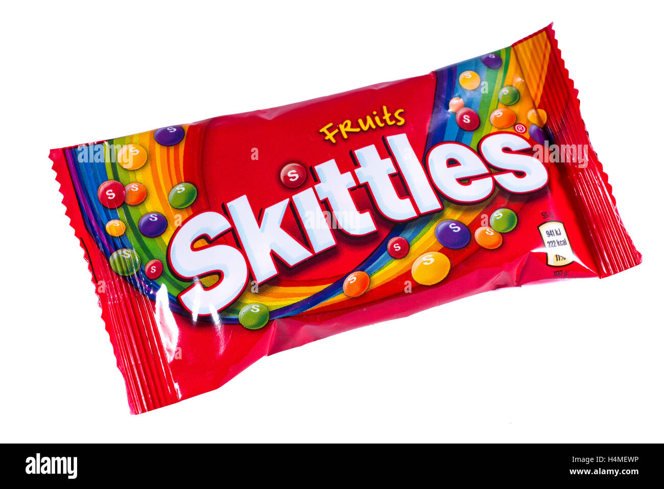 Londres, Royaume-Uni - 13 octobre 2016 : un paquet de Skittles Fruits non ouvert sur un arrière-plan uni, blanc, le 13 octobre 2016. Banque D'Images