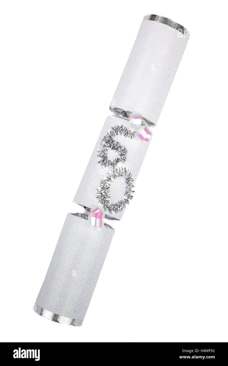 La prise d'un 60e anniversaire ou anniversaire Cracker aussi connu comme un bon bon. Un pirate se compose d'un tube de carton enveloppé dans un b Banque D'Images