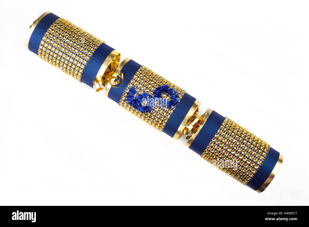 La prise d'un 60e anniversaire ou anniversaire Cracker aussi connu comme un bon bon. Un pirate se compose d'un tube de carton enveloppé dans un b Banque D'Images