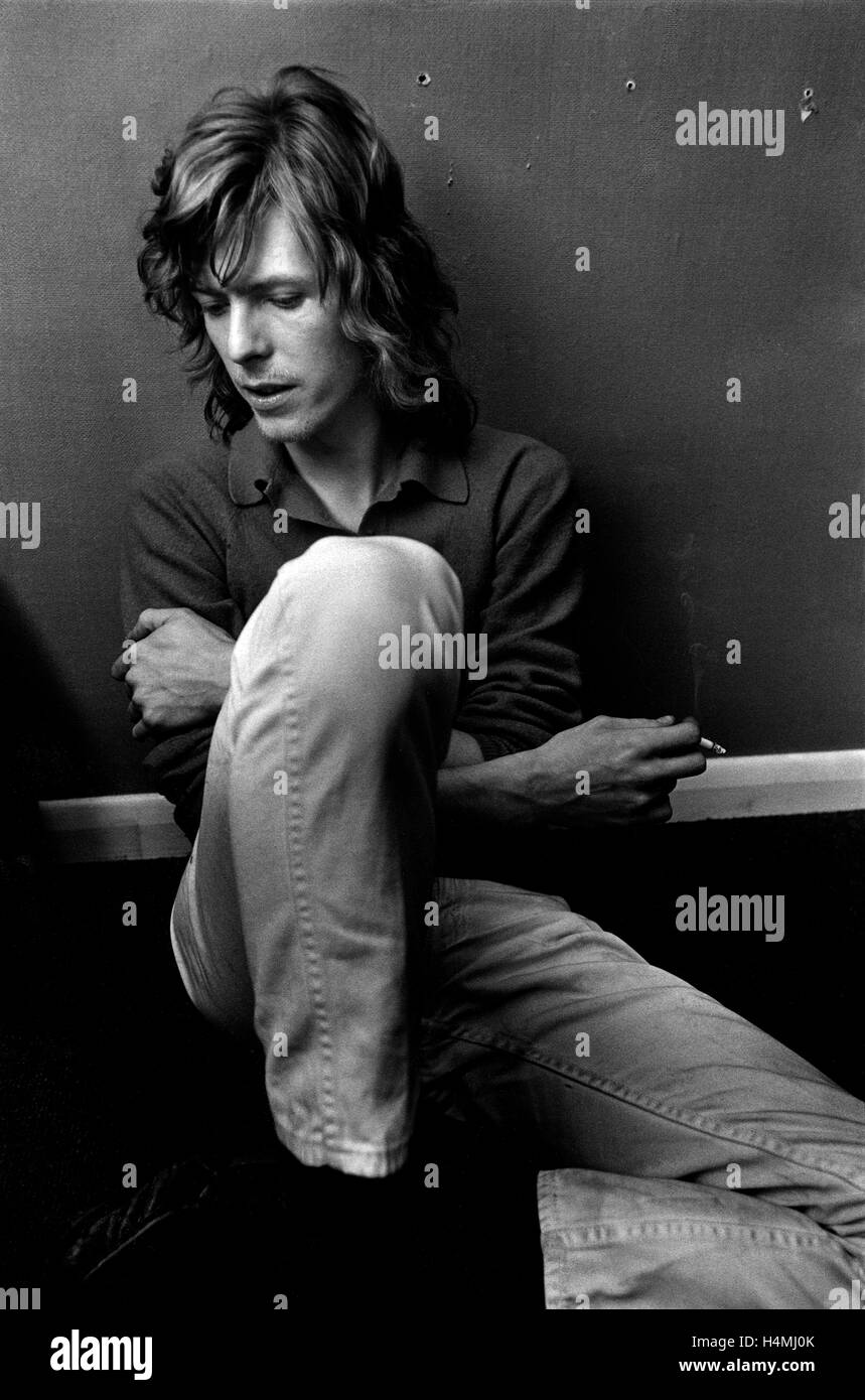 Gros fichier photo de David Bowie assis sur le plancher dans le Trident Studio de Londres au cours de l'entrevue pour journal suédois Sydsvenska Dagbladet dans Malmoe. Banque D'Images