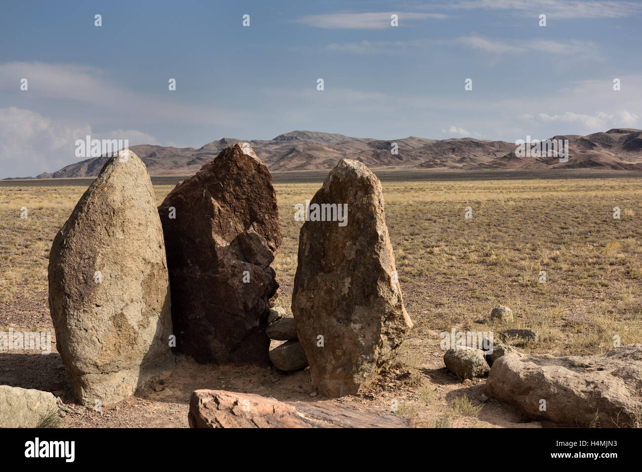 Oshak mystérieux Tas trois menhirs dans Altyn Emel Parc National du Kazakhstan Banque D'Images
