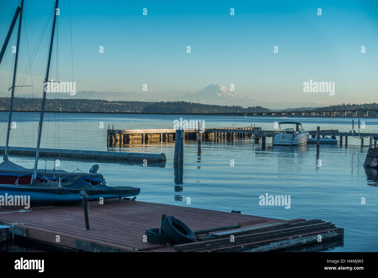 Vue du Mont Rainier à partir d'un port de plaisance du lac Washington près de Seattle. Banque D'Images