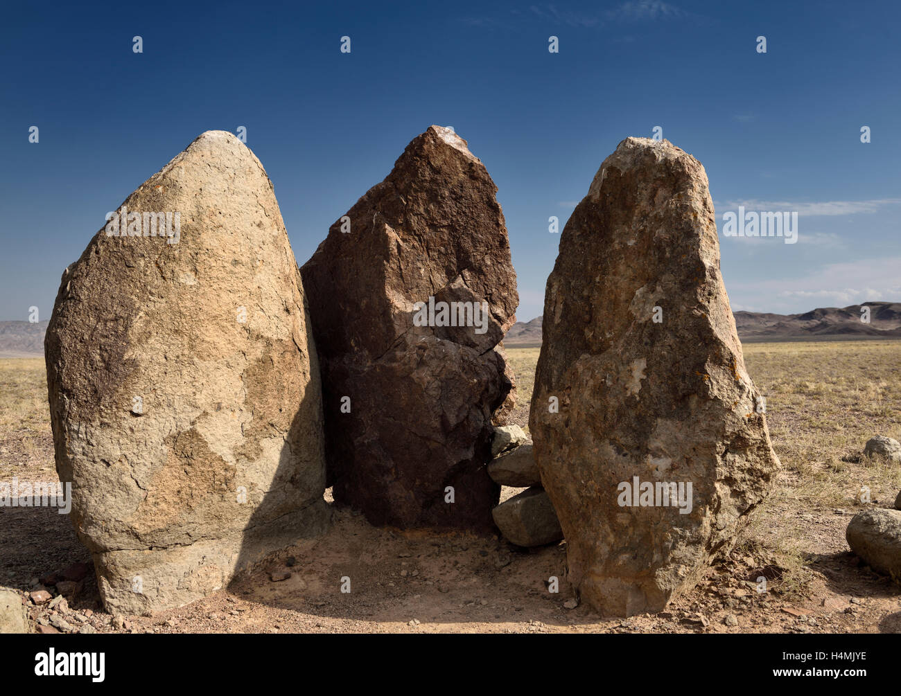 Trois menhirs dans Altyn Emel Parc appelé Oshak Tas un tumulus funéraire ou d'un foyer de Gengis Khan Banque D'Images