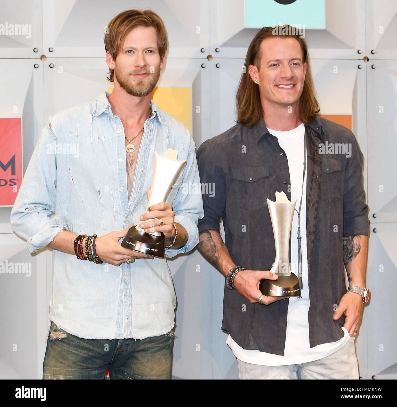 Chanteurs Brian Kelley (L) et Tyler Hubbard de Florida Georgia Line, gagnants du duo vocal de l'année, de poser dans la salle de presse au cours de la 51e Academy of Country Music Awards au MGM Grand Garden Arena le 3 avril 2016 à Las Vegas, Nevada. Banque D'Images