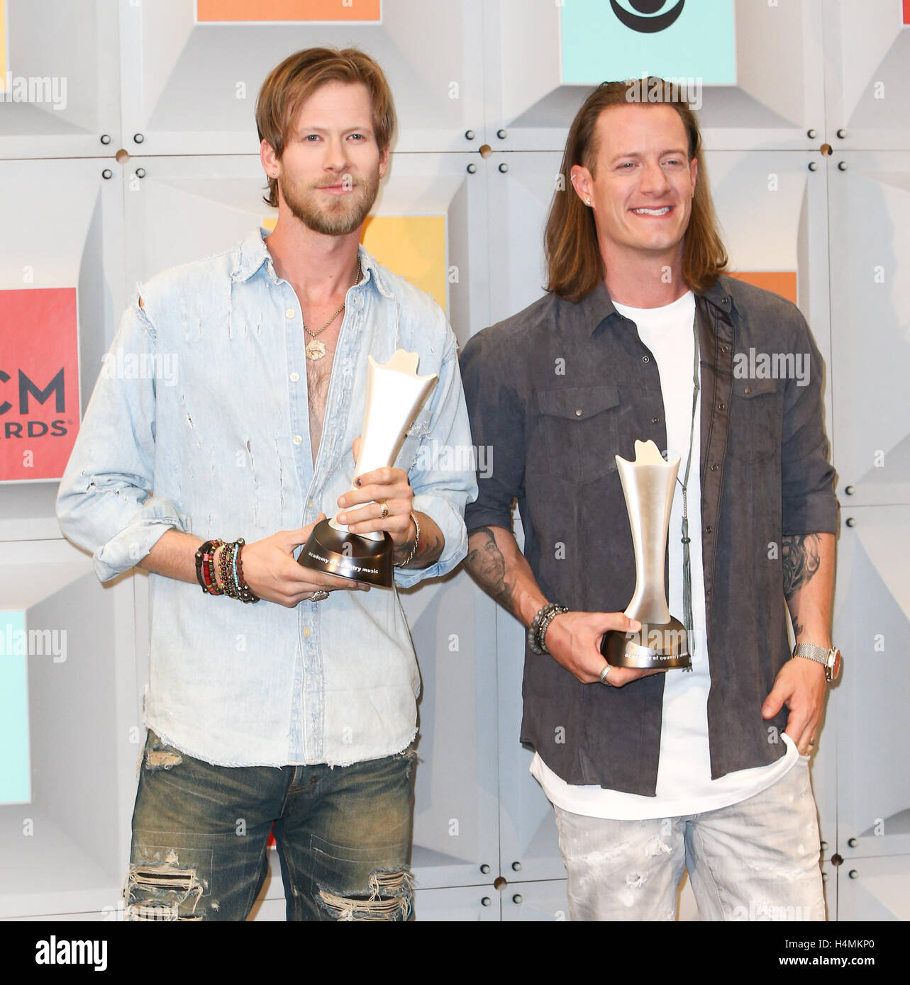 Chanteurs Brian Kelley (L) et Tyler Hubbard de Florida Georgia Line, gagnants du duo vocal de l'année, de poser dans la salle de presse au cours de la 51e Academy of Country Music Awards au MGM Grand Garden Arena le 3 avril 2016 à Las Vegas, Nevada. Banque D'Images