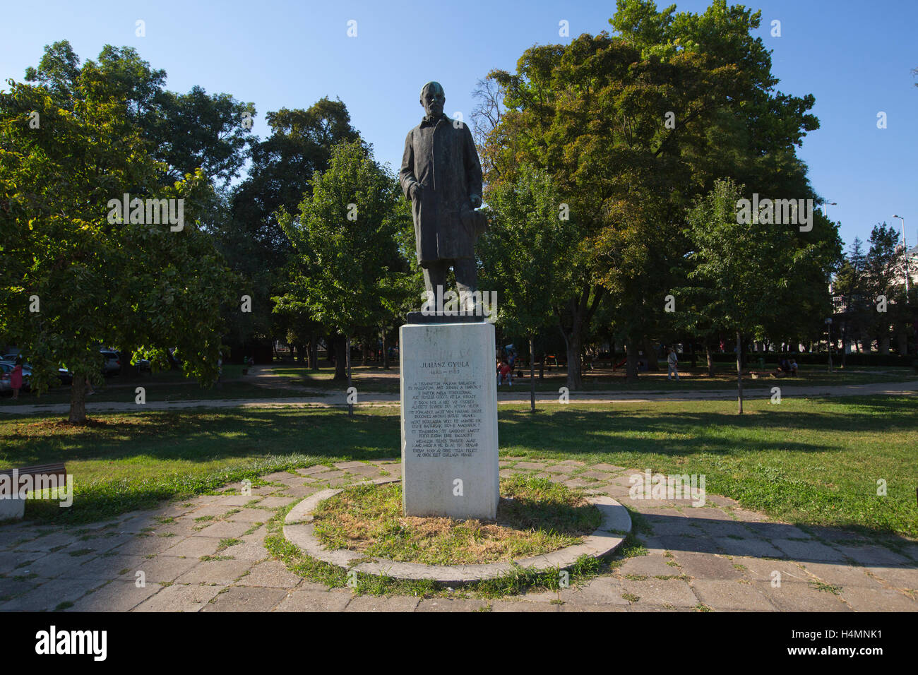 Sur la rivière Tisza côté de la place se dresse la statue de Gyula Juhász, poète hongrois, Szeged, Hongrie, de grandes plaines Banque D'Images