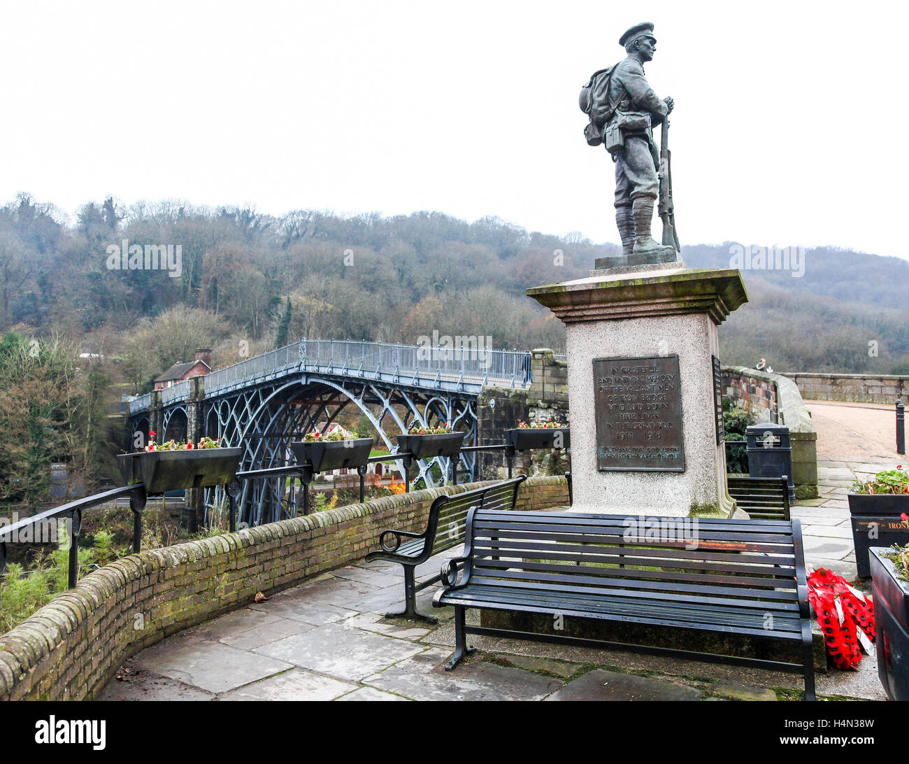 Un mémorial de guerre suivant pour le premier pont en fonte à Shifnal Shropshire England UK Banque D'Images