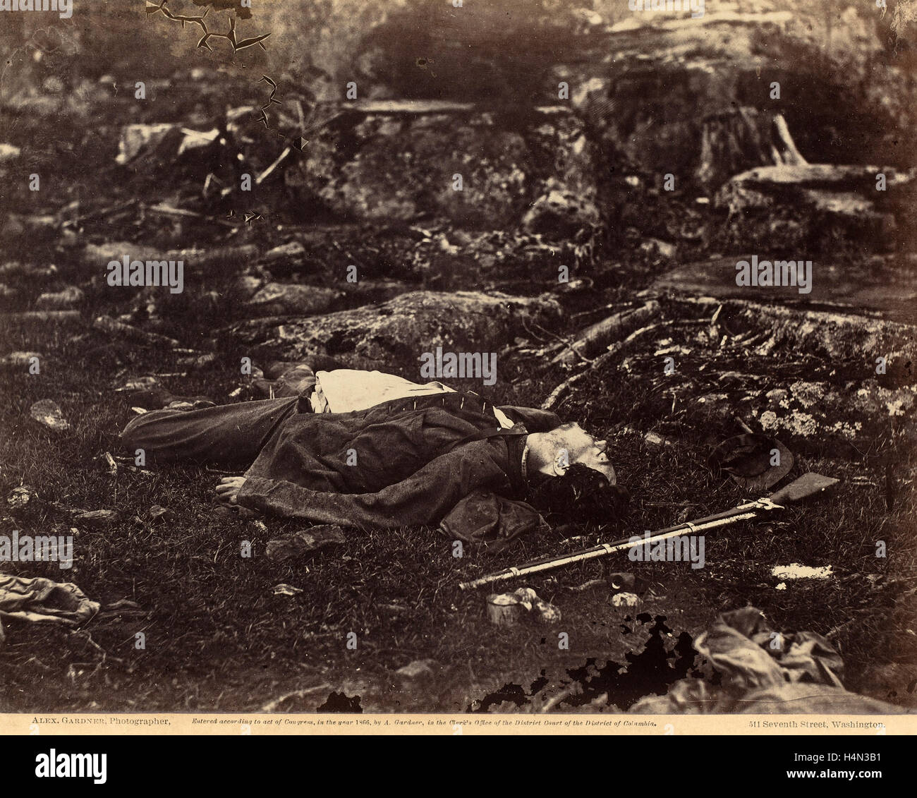Alexander Gardner (Américain, né en Écosse, 1821 - 1882), un tireur's dernier sommeil, Gettysburg, Pennsylvanie, juillet 1863, 1863 Banque D'Images