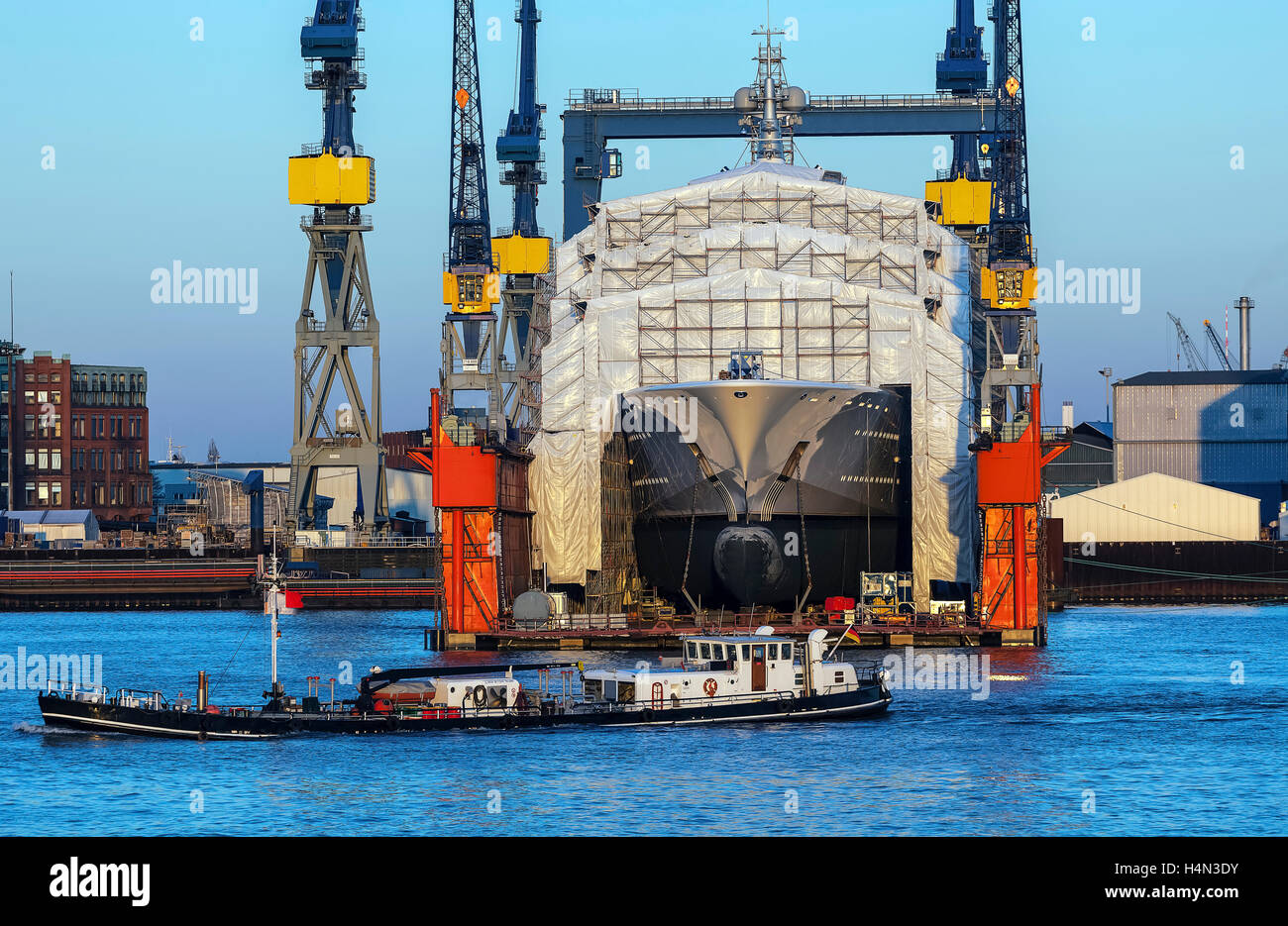 Mega YACHT dans une cale sèche ; port de Hambourg Banque D'Images