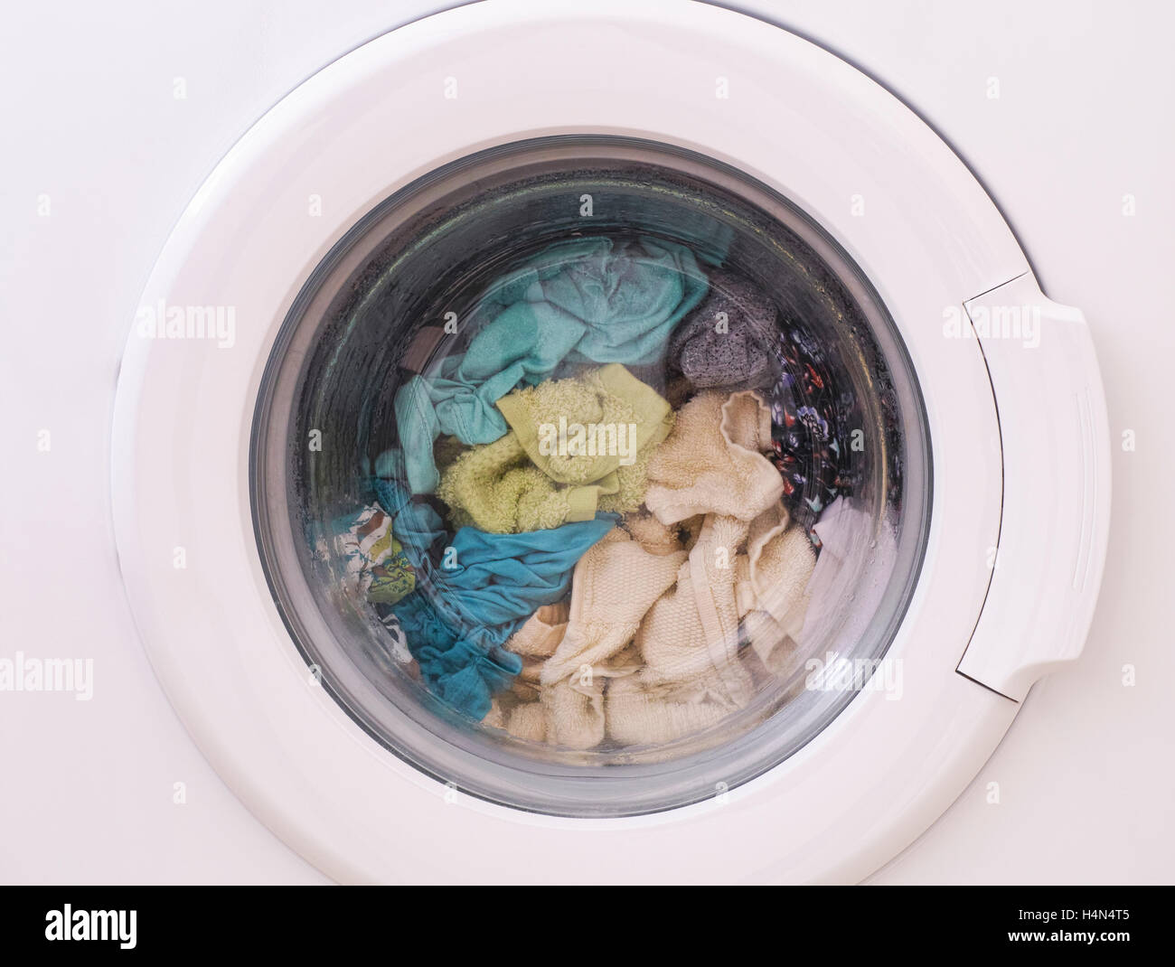 Chargement complet d'un lave-linge. Close up. Banque D'Images